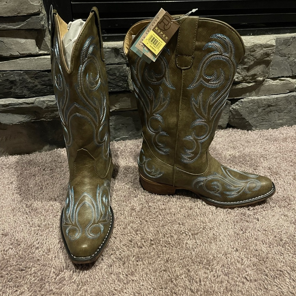 New with tags. Roper cowboy boots. Brown with blue and cream stitching. Size 9.